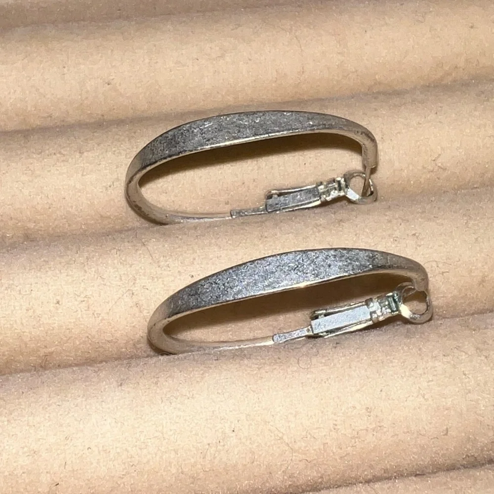 ⭐️Vintage Silver Tone Classic Oval Hoop Earrings - Picture 3 of 9